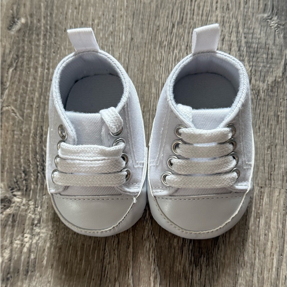 AINS & LJ White Newborn Baby Sneakers Shoes NEW
